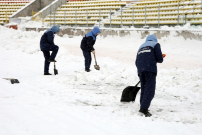 Уборка  снега на стадионе  «Петровский» 