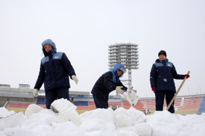 Уборка  снега на стадионе  «Петровский» 