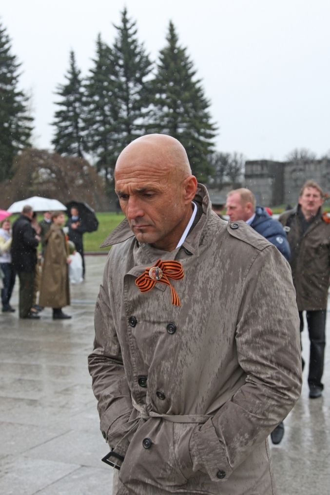 Зенит возложил цветы к монументу Родины—Матери на Пискаревском мемориальном кладбище