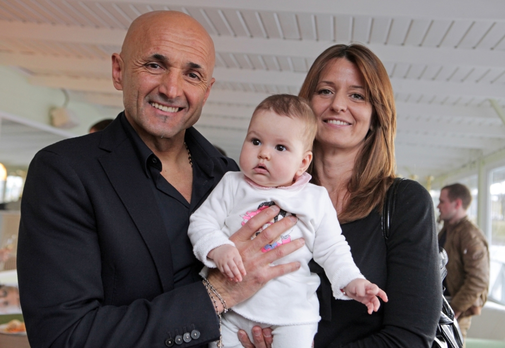 Презентация первого номера клубного журнала «Наш „Зенит“» на стадионе «Петровский»