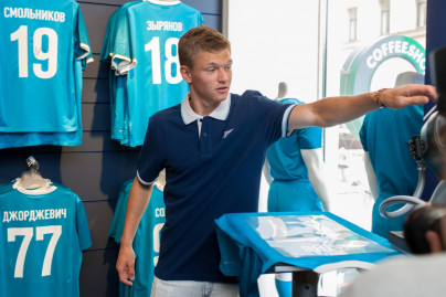 Олег Шатов презентует футболку