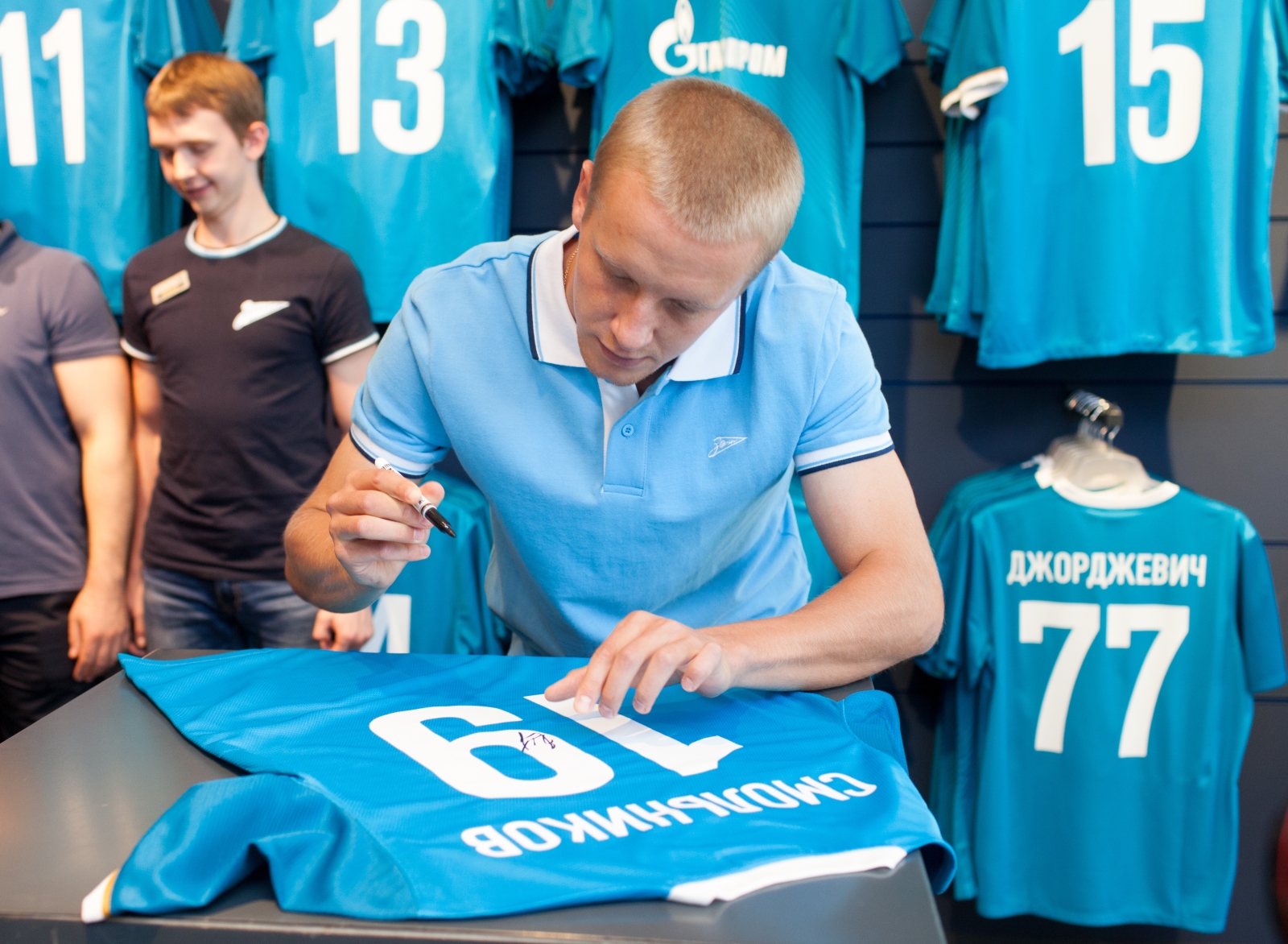 Игорь Смольников презентует футболку