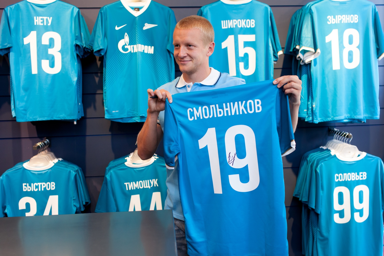 Игорь Смольников презентует футболку