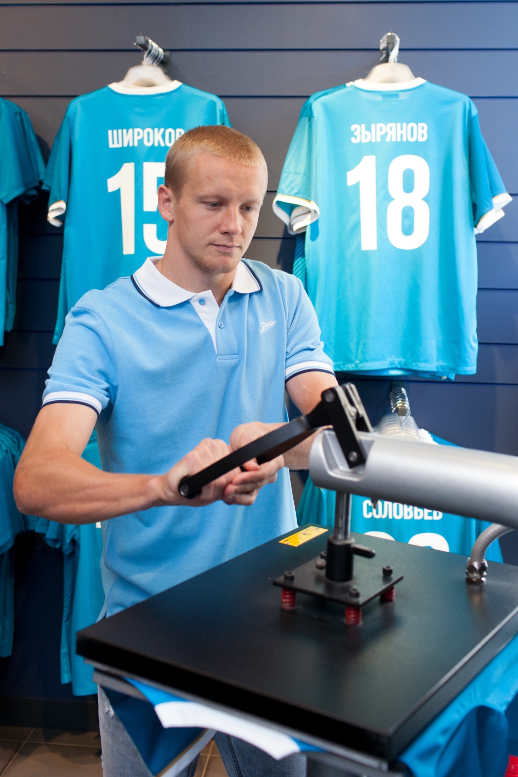 Игорь Смольников презентует футболку