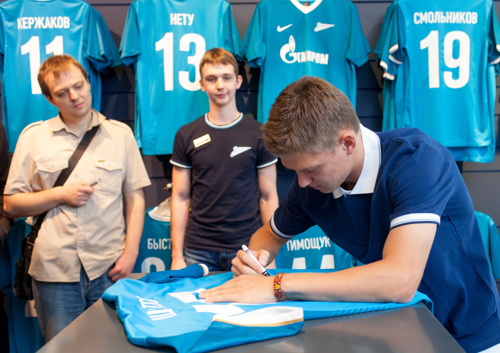 Олег Шатов презентует футболку