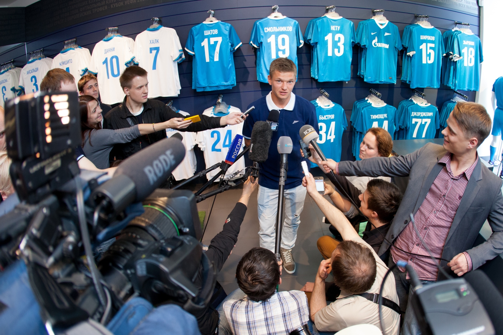 Олег Шатов презентует футболку