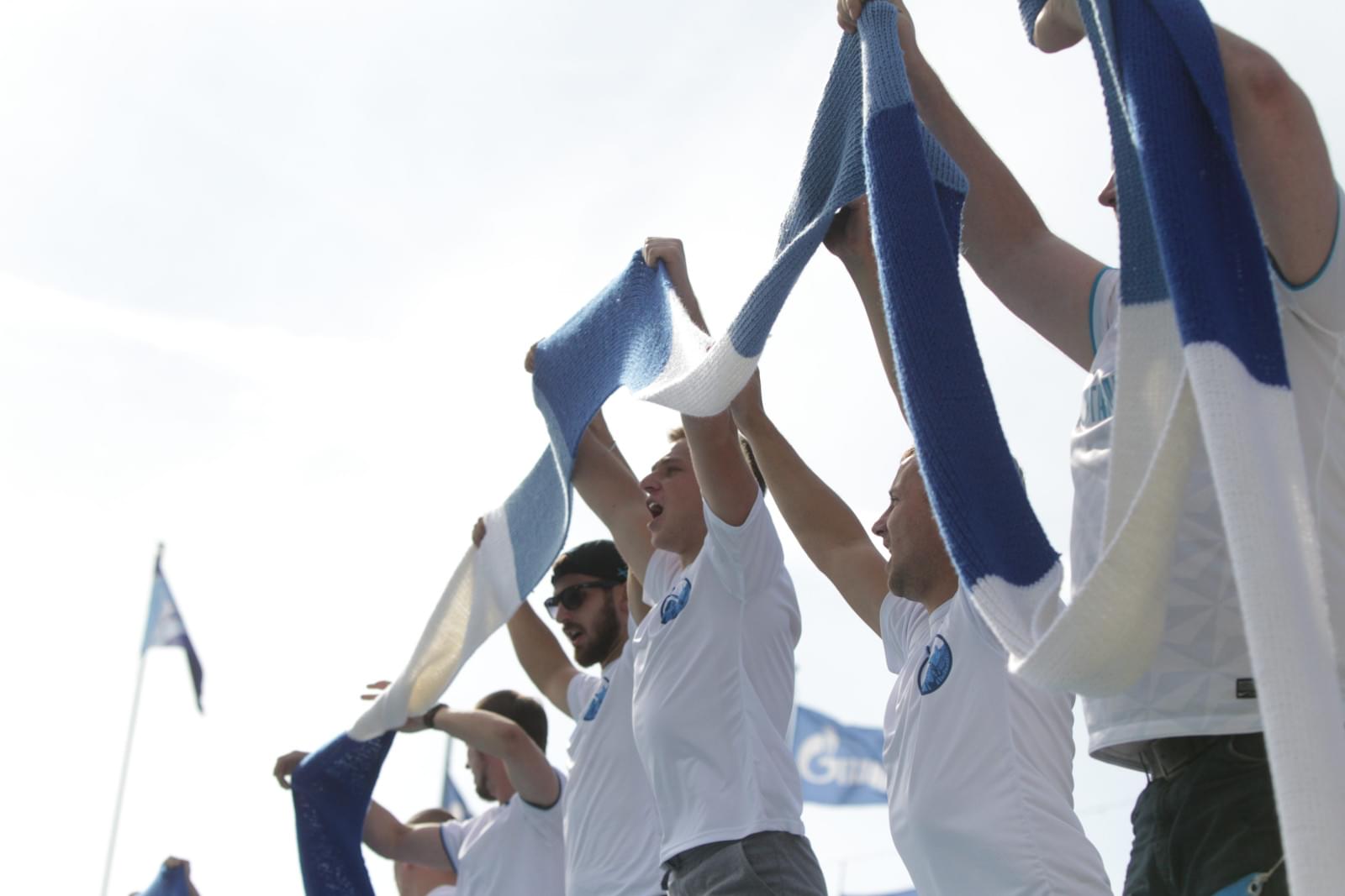 Болельщики «Зенитa» растянули на «Петровском» 133-метровый шарф