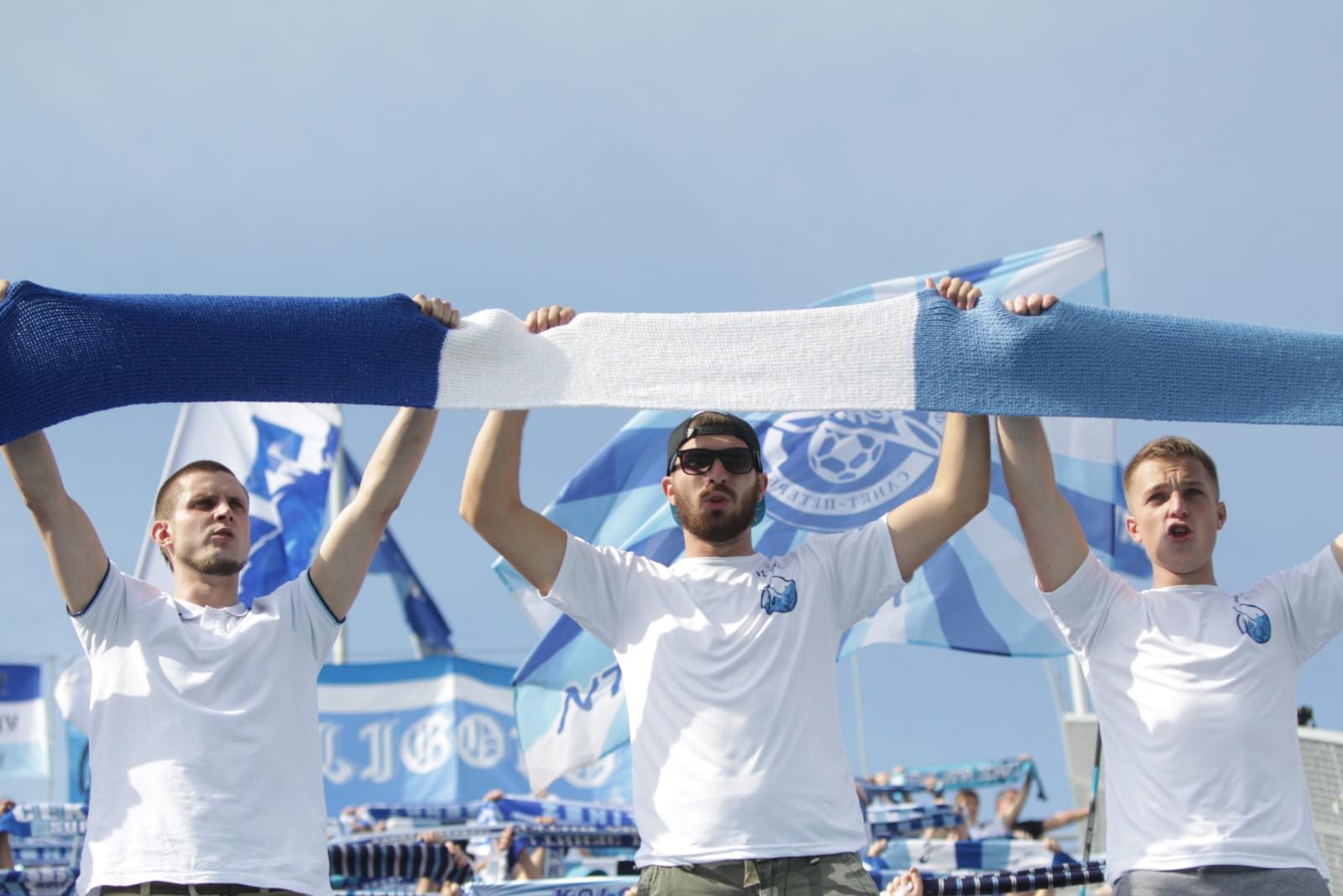 Болельщики «Зенитa» растянули на «Петровском» 133-метровый шарф