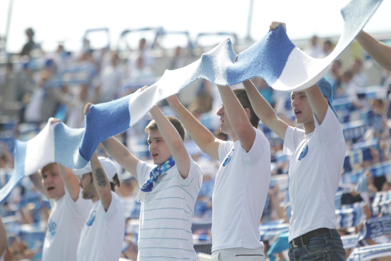 Болельщики «Зенитa» растянули на «Петровском» 133-метровый шарф