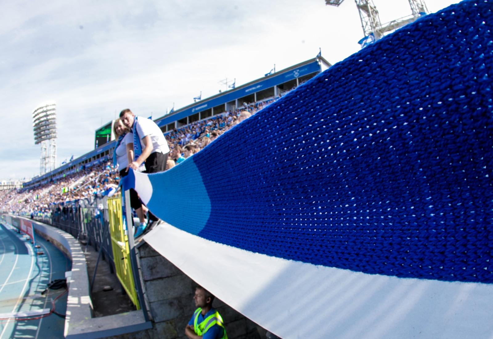 Болельщики «Зенитa» растянули на «Петровском» 133-метровый шарф