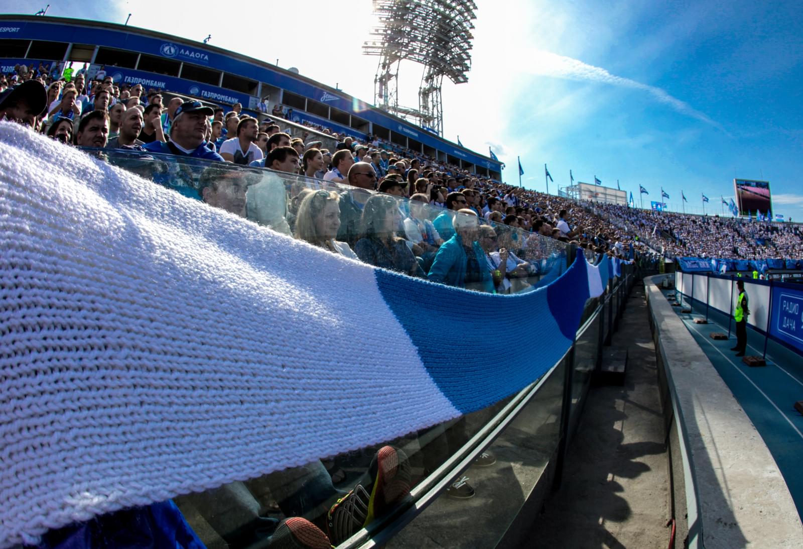 Болельщики «Зенитa» растянули на «Петровском» 133-метровый шарф