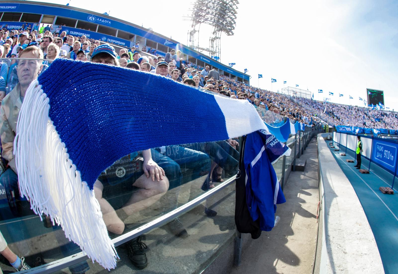 Болельщики «Зенитa» растянули на «Петровском» 133-метровый шарф