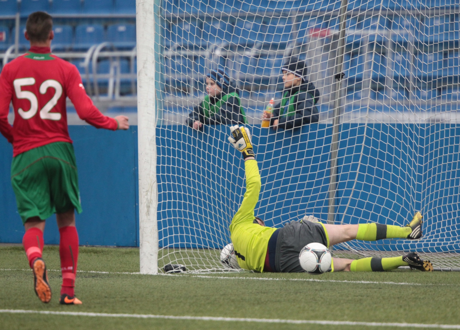 21-й тур первенства второго дивизиона зоны «Запад». Матч между ФК «Зенит»-2 и ФК «Локомотив-2»