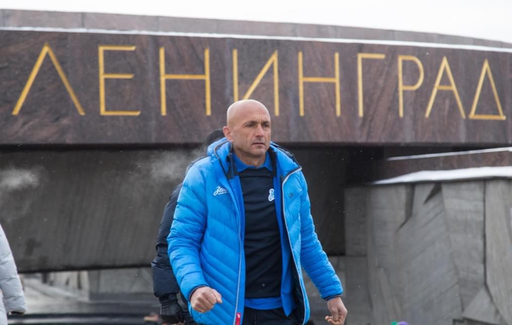 Футболисты ФК «Зенит» возложили цветы к монументу героическим защитникам Ленинграда