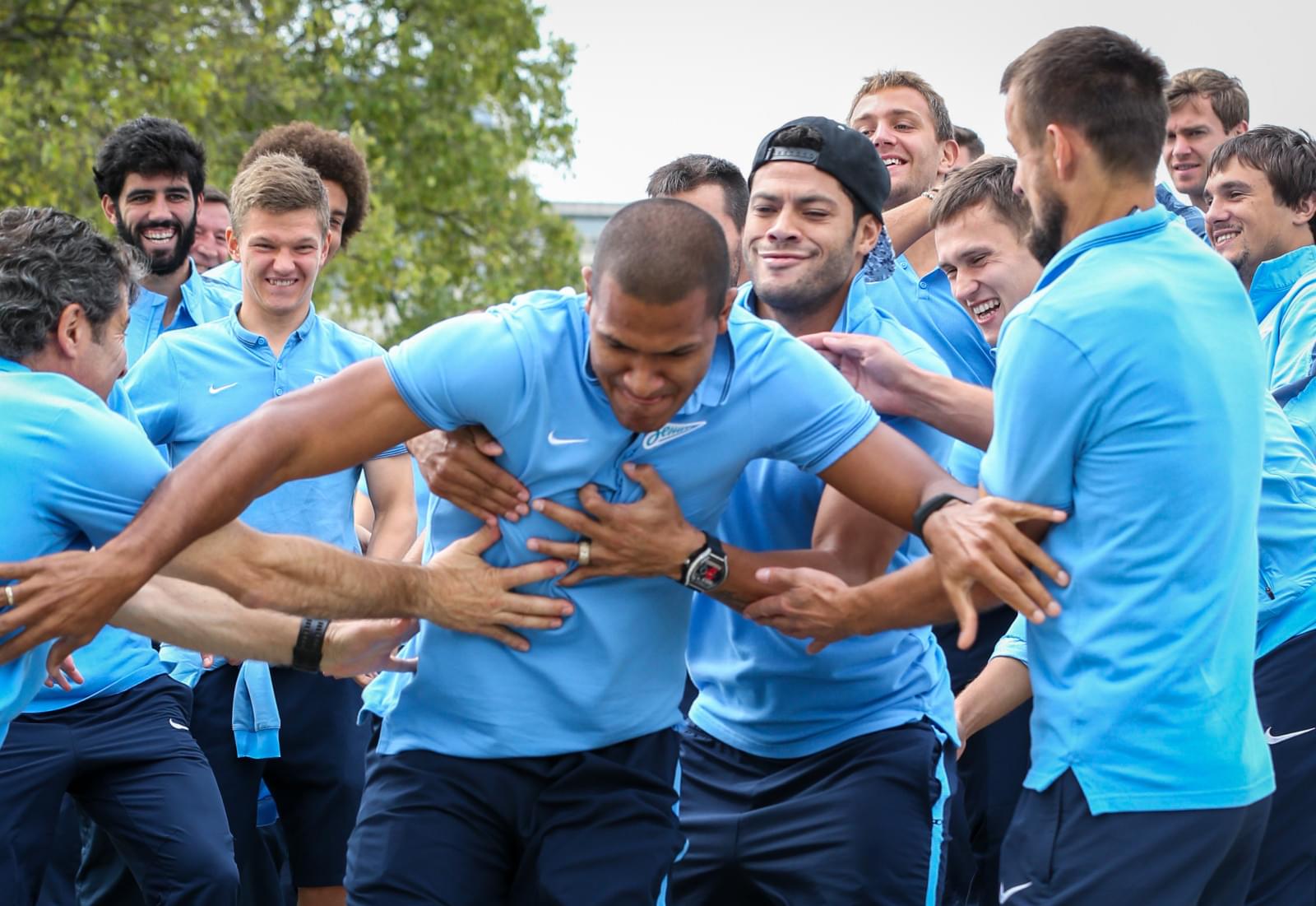 Утренняя предыгровая прогулка команды: фоторепортаж из Лиссабона