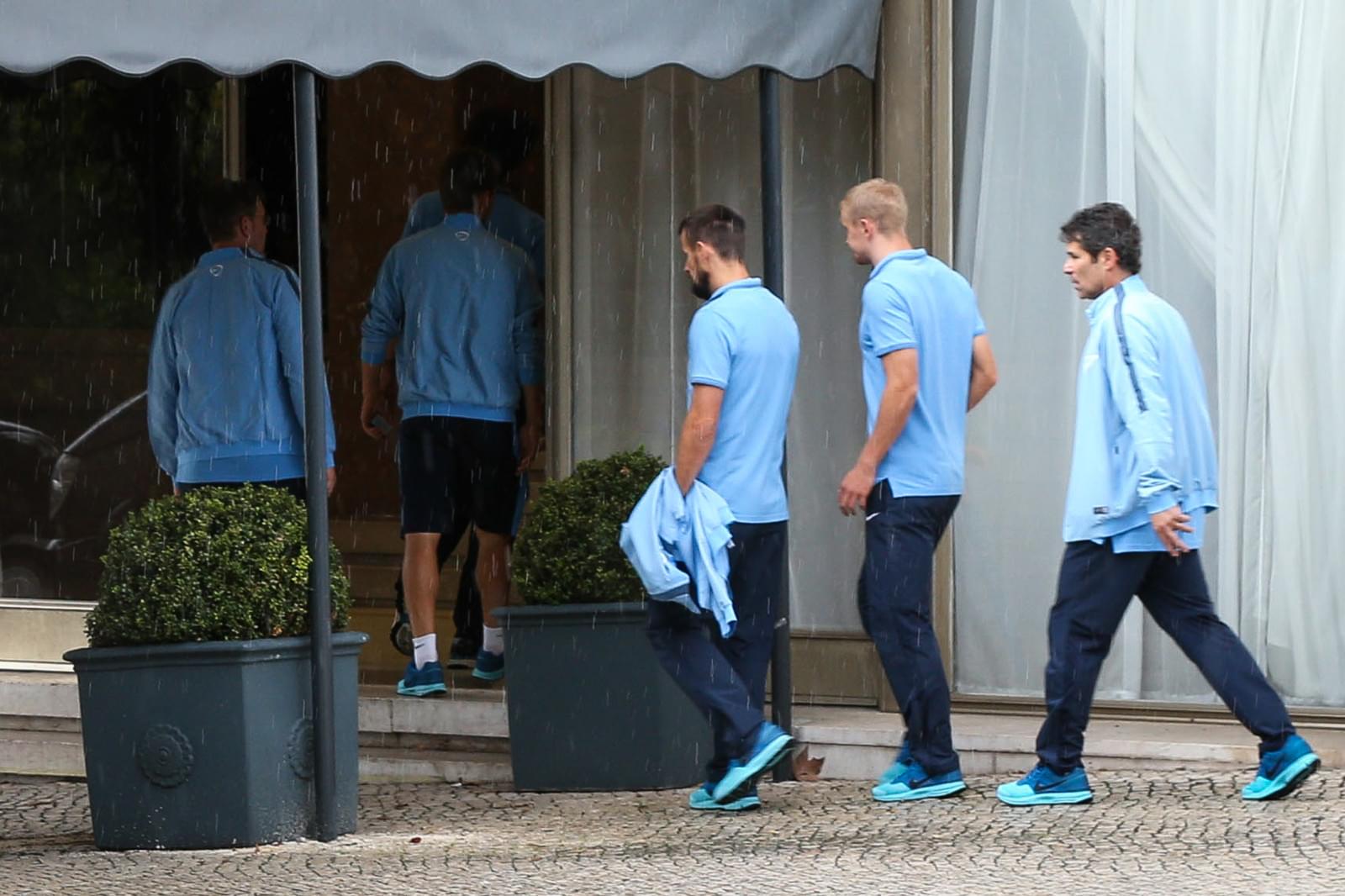 Утренняя предыгровая прогулка команды: фоторепортаж из Лиссабона