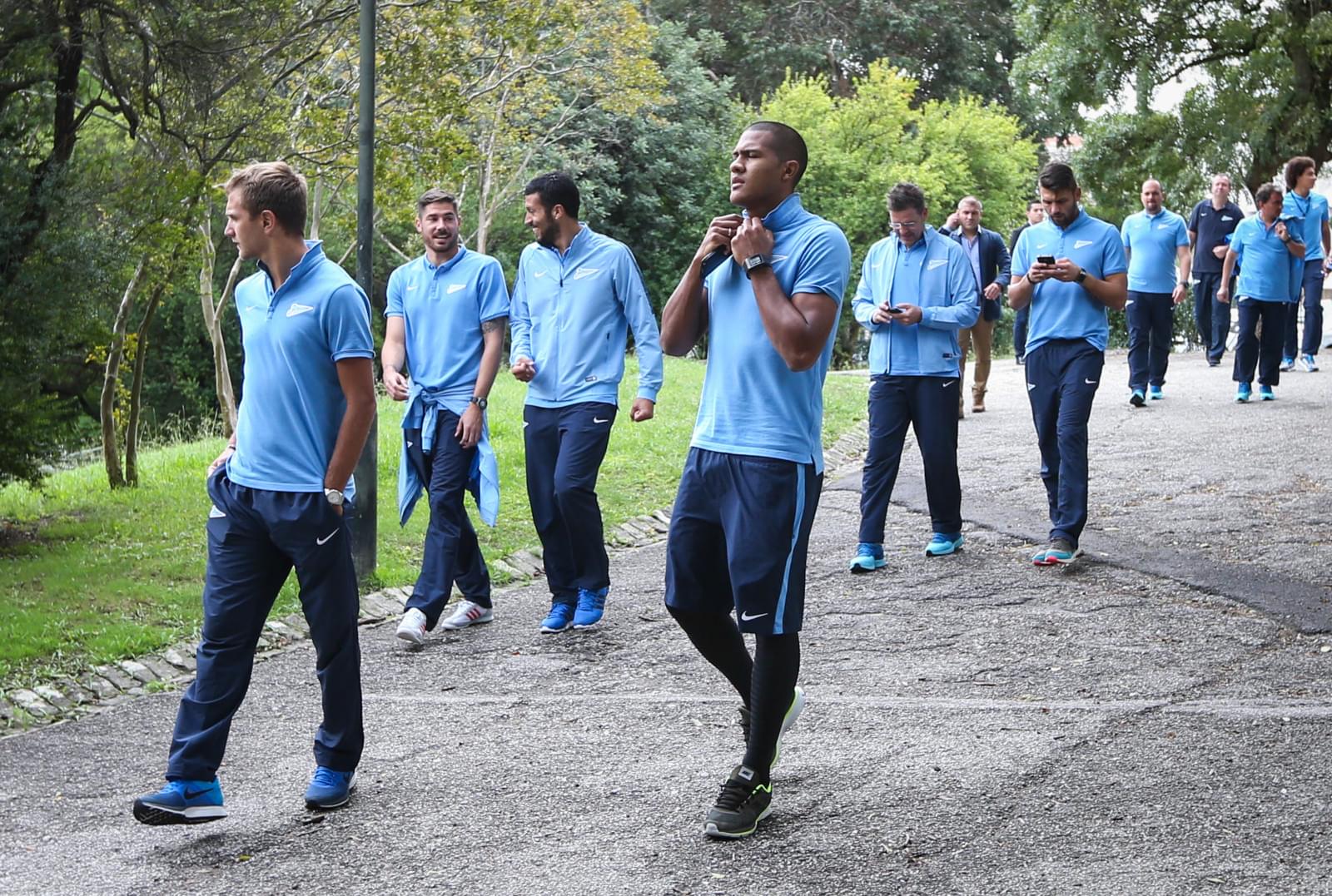 Утренняя предыгровая прогулка команды: фоторепортаж из Лиссабона