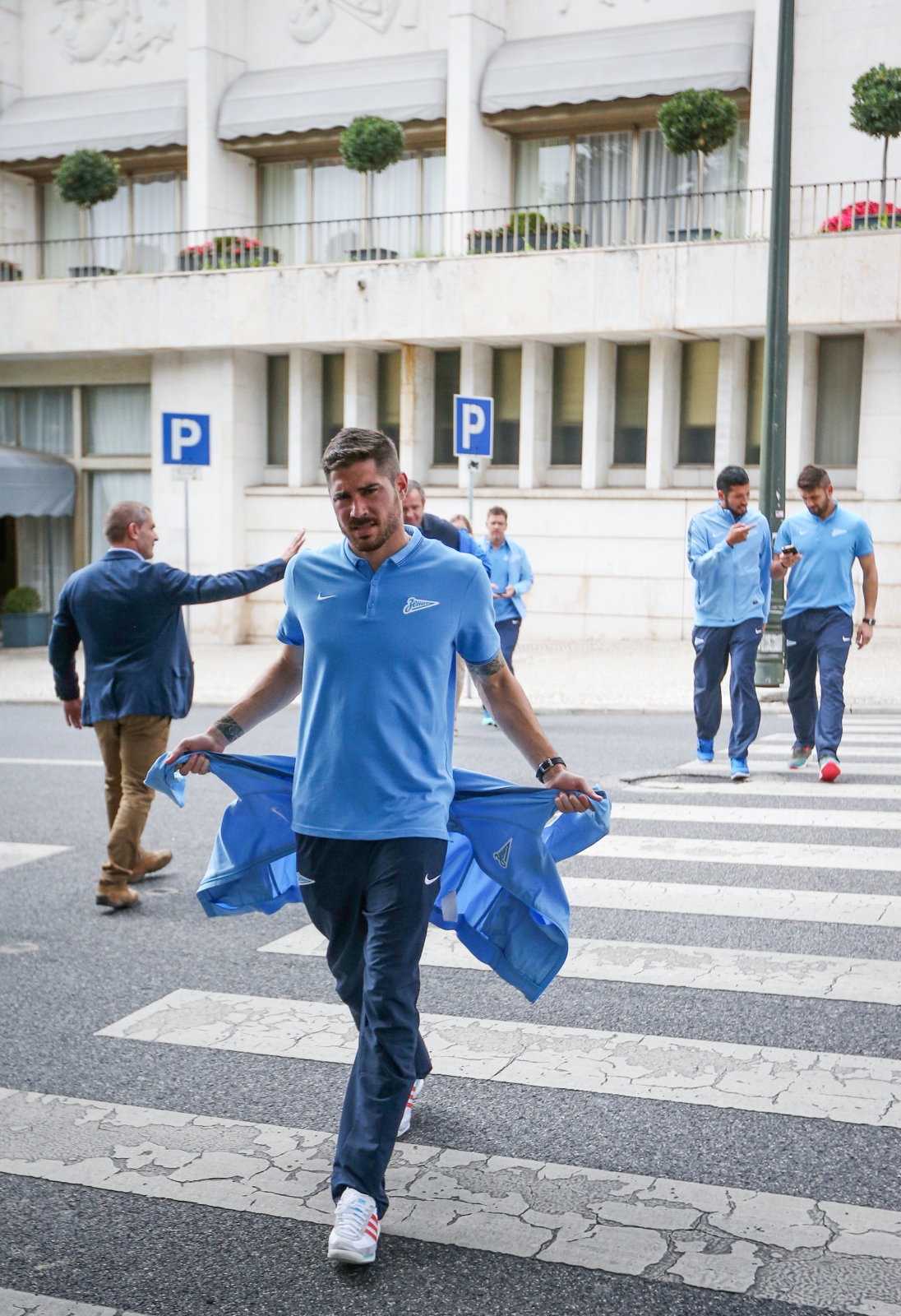 Утренняя предыгровая прогулка команды: фоторепортаж из Лиссабона