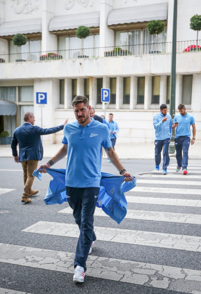 Утренняя предыгровая прогулка команды: фоторепортаж из Лиссабона