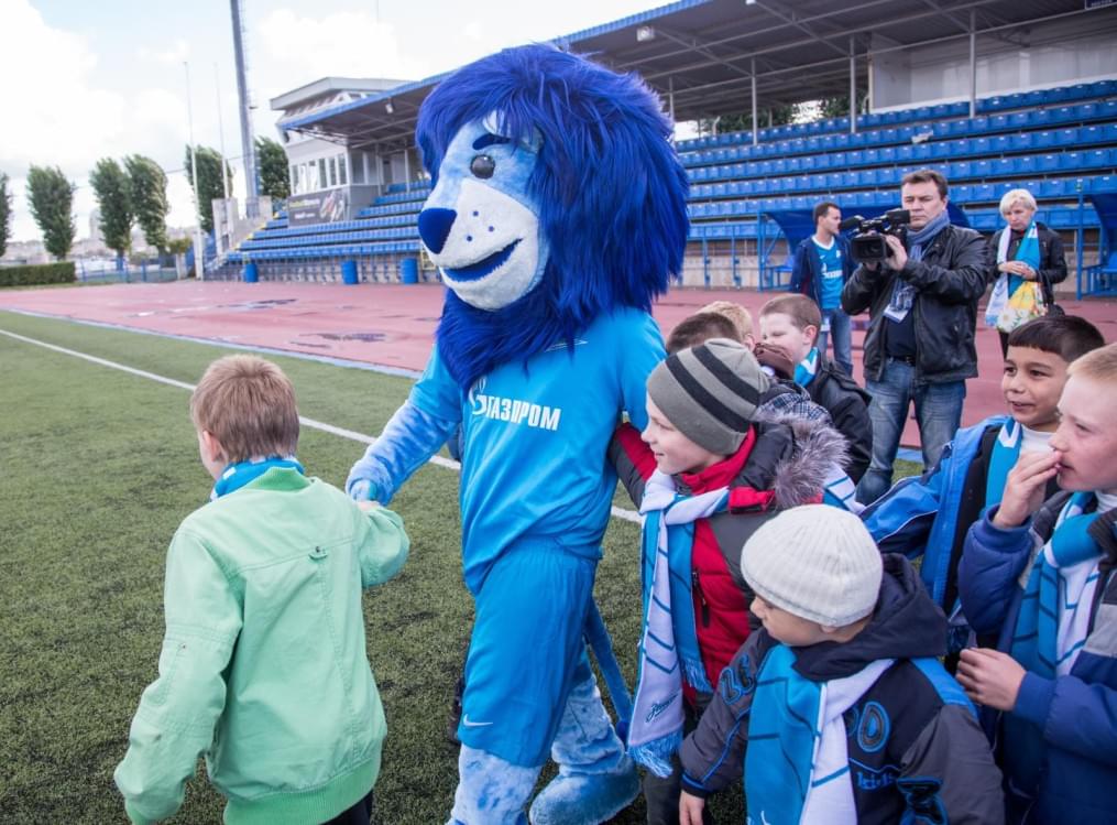 Слабовидящие дети вывели игроков «Зенита»  на матче  «Зенит» — «Спартак»