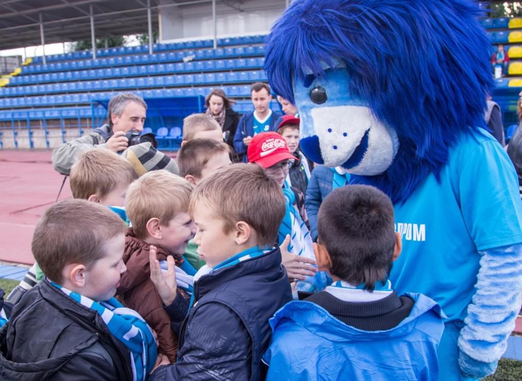 Слабовидящие дети вывели игроков «Зенита»  на матче  «Зенит» — «Спартак»