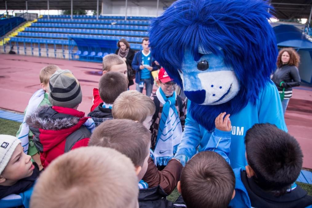 Слабовидящие дети вывели игроков «Зенита»  на матче  «Зенит» — «Спартак»