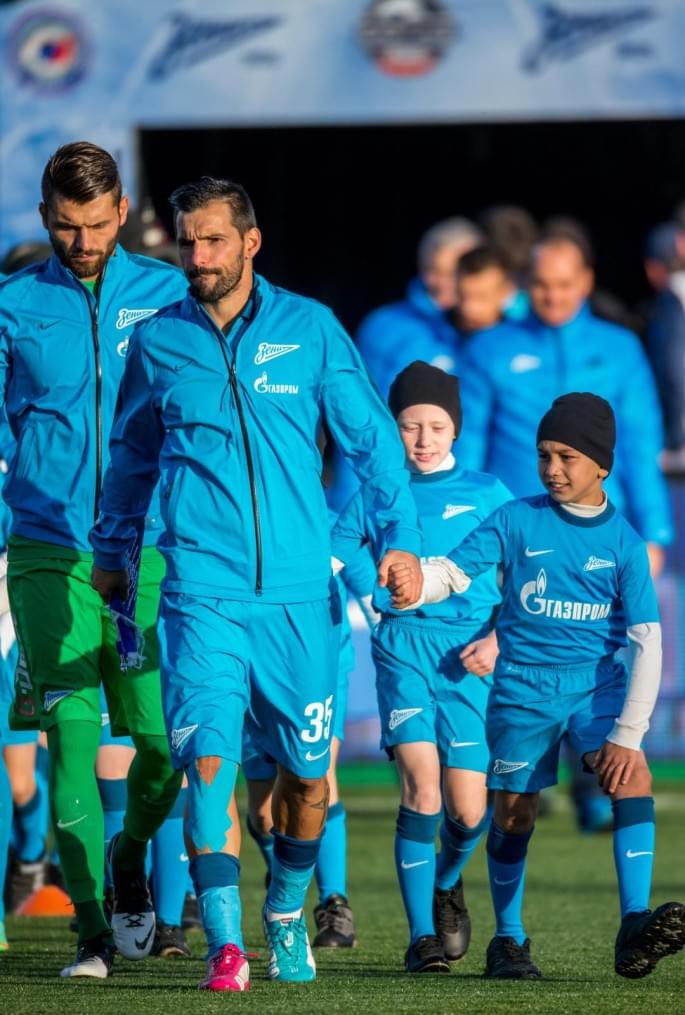 Слабовидящие дети вывели игроков «Зенита»  на матче  «Зенит» — «Спартак»