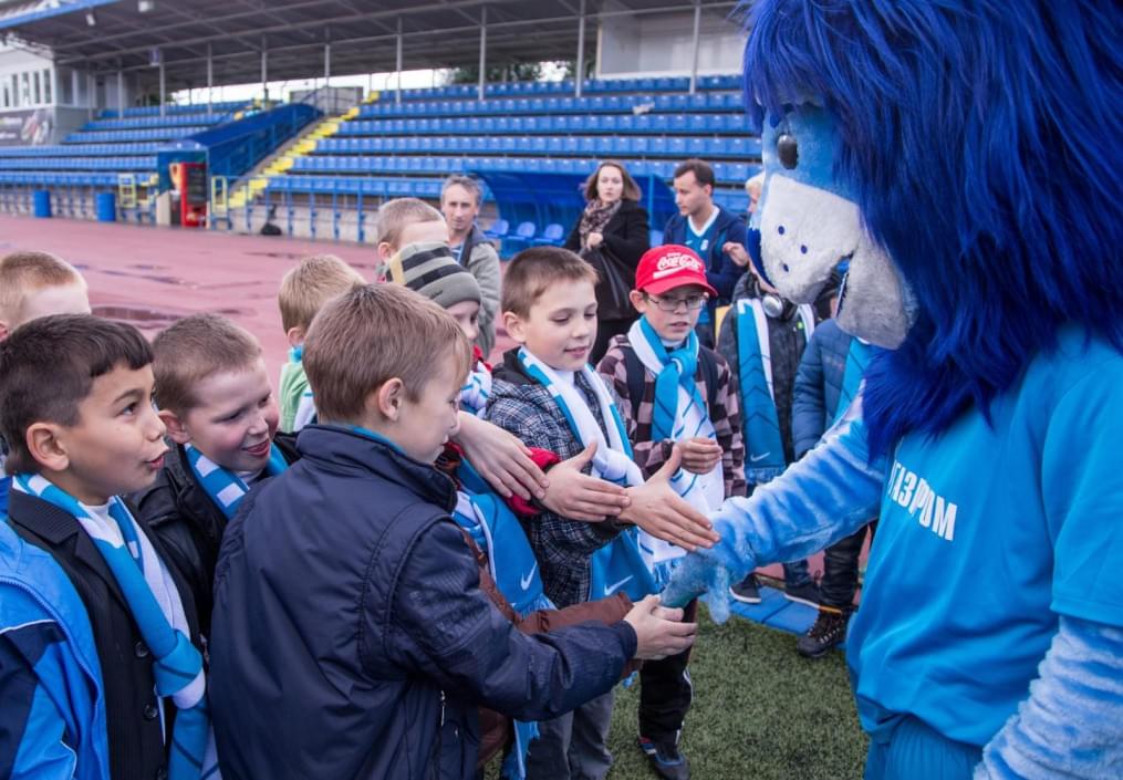 Слабовидящие дети вывели игроков «Зенита»  на матче  «Зенит» — «Спартак»