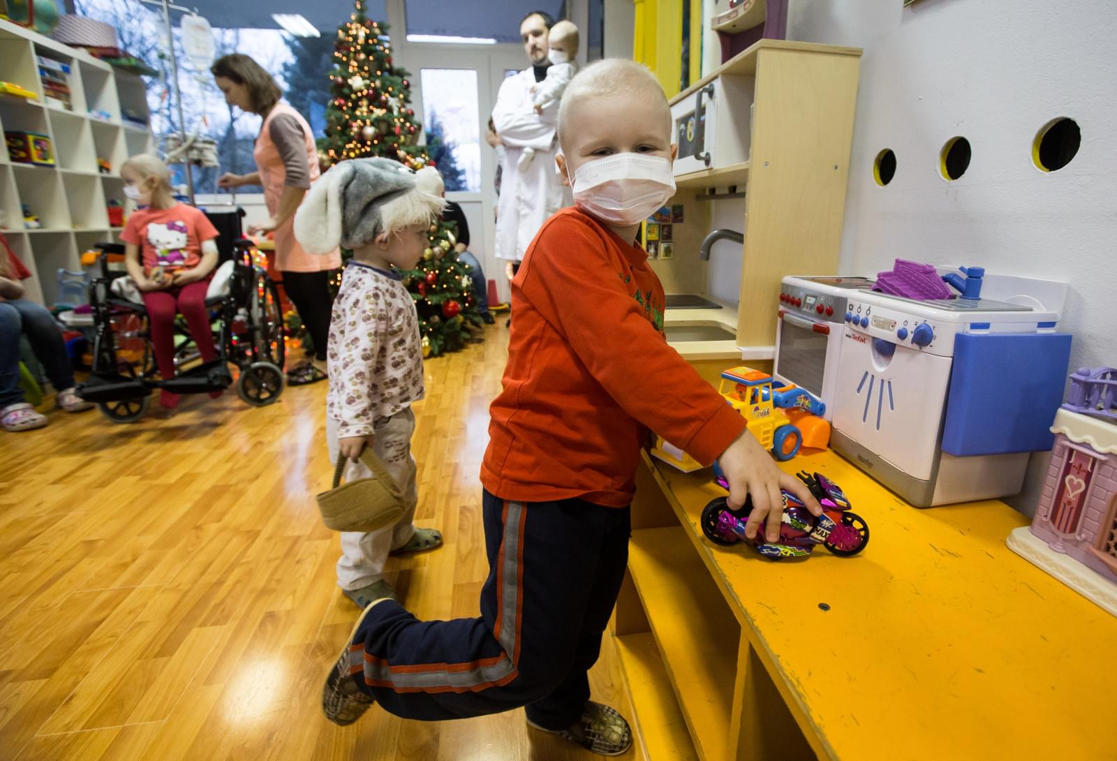 «Новогодний рейс» сине-бело-голубых: фоторепортаж из Городской клинической больницы № 31