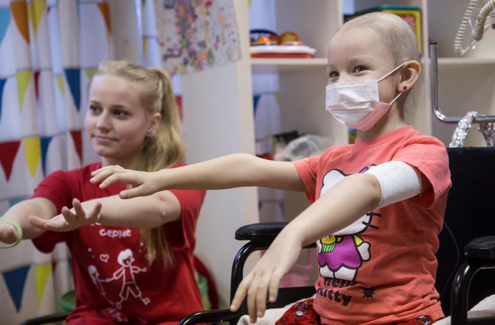 «Новогодний рейс» сине-бело-голубых: фоторепортаж из Городской клинической больницы № 31