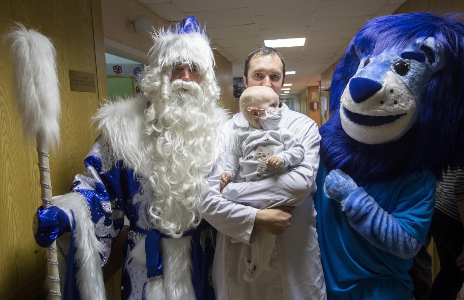 «Новогодний рейс» сине-бело-голубых: фоторепортаж из Городской клинической больницы № 31