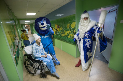 «Новогодний рейс» сине-бело-голубых: фоторепортаж из Городской клинической больницы № 31