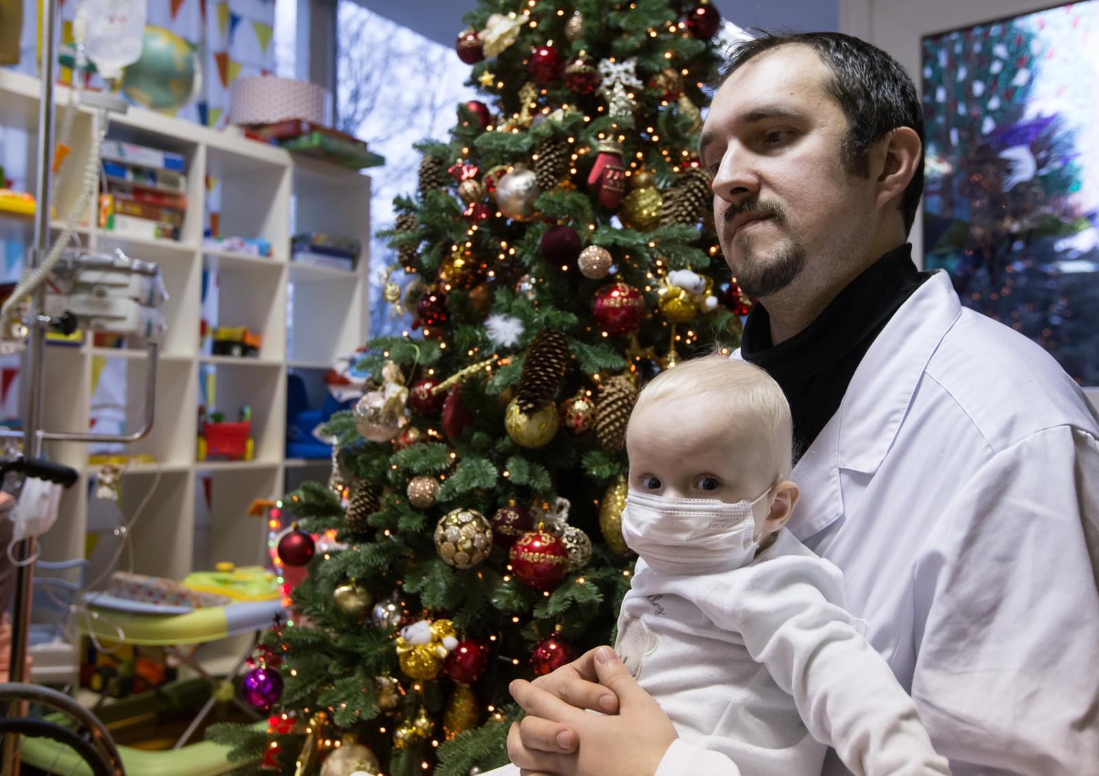 «Новогодний рейс» сине-бело-голубых: фоторепортаж из Городской клинической больницы № 31