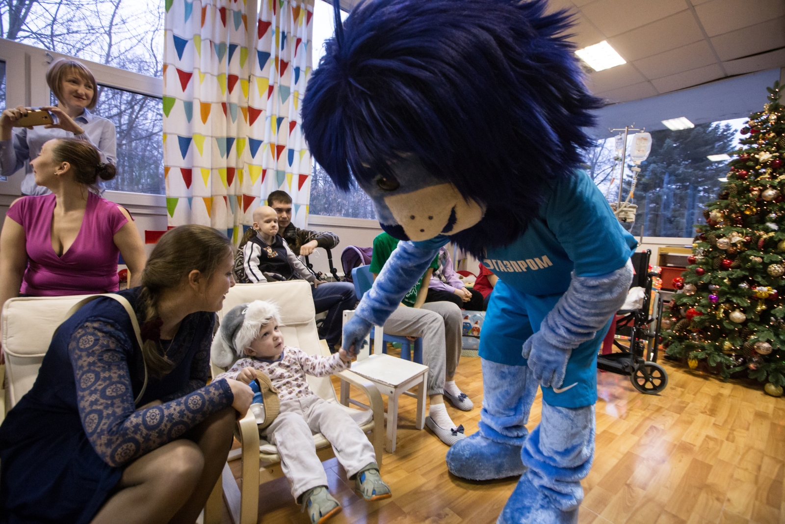 «Новогодний рейс» сине-бело-голубых: фоторепортаж из Городской клинической больницы № 31