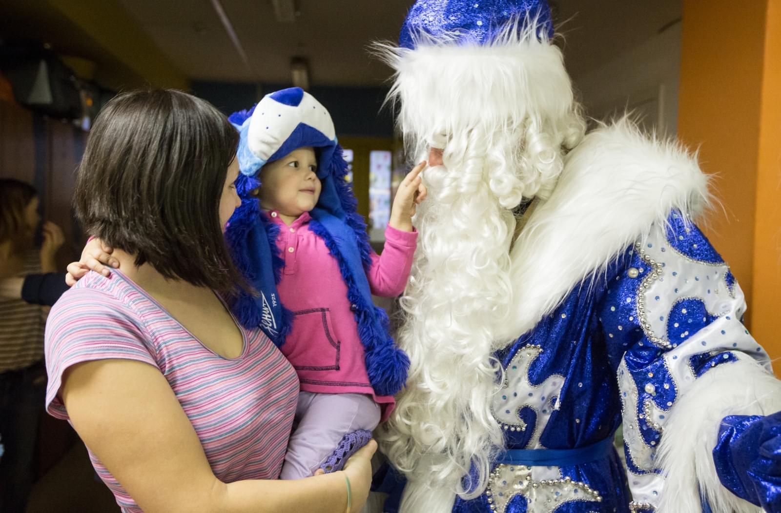 «Новогодний рейс» сине-бело-голубых: фоторепортаж из Городской клинической больницы № 31