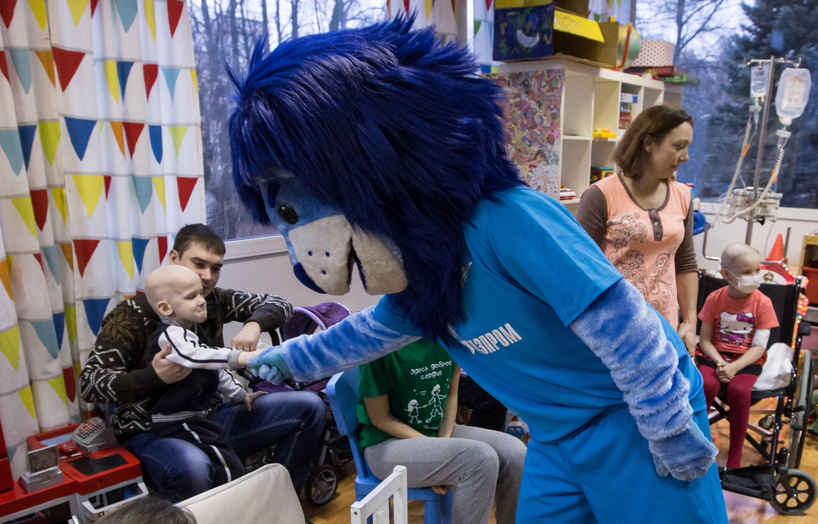 «Новогодний рейс» сине-бело-голубых: фоторепортаж из Городской клинической больницы № 31
