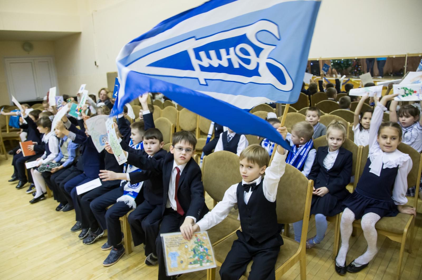 «Новогодний рейс» сине-бело-голубых: фоторепортаж из школы № 641