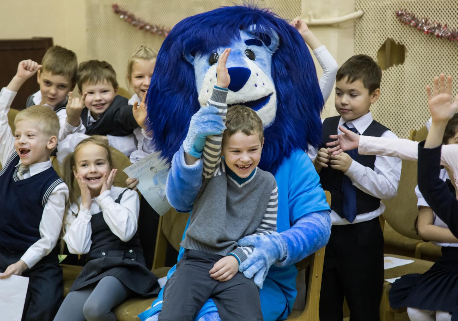 «Новогодний рейс» сине-бело-голубых: фоторепортаж из школы № 641