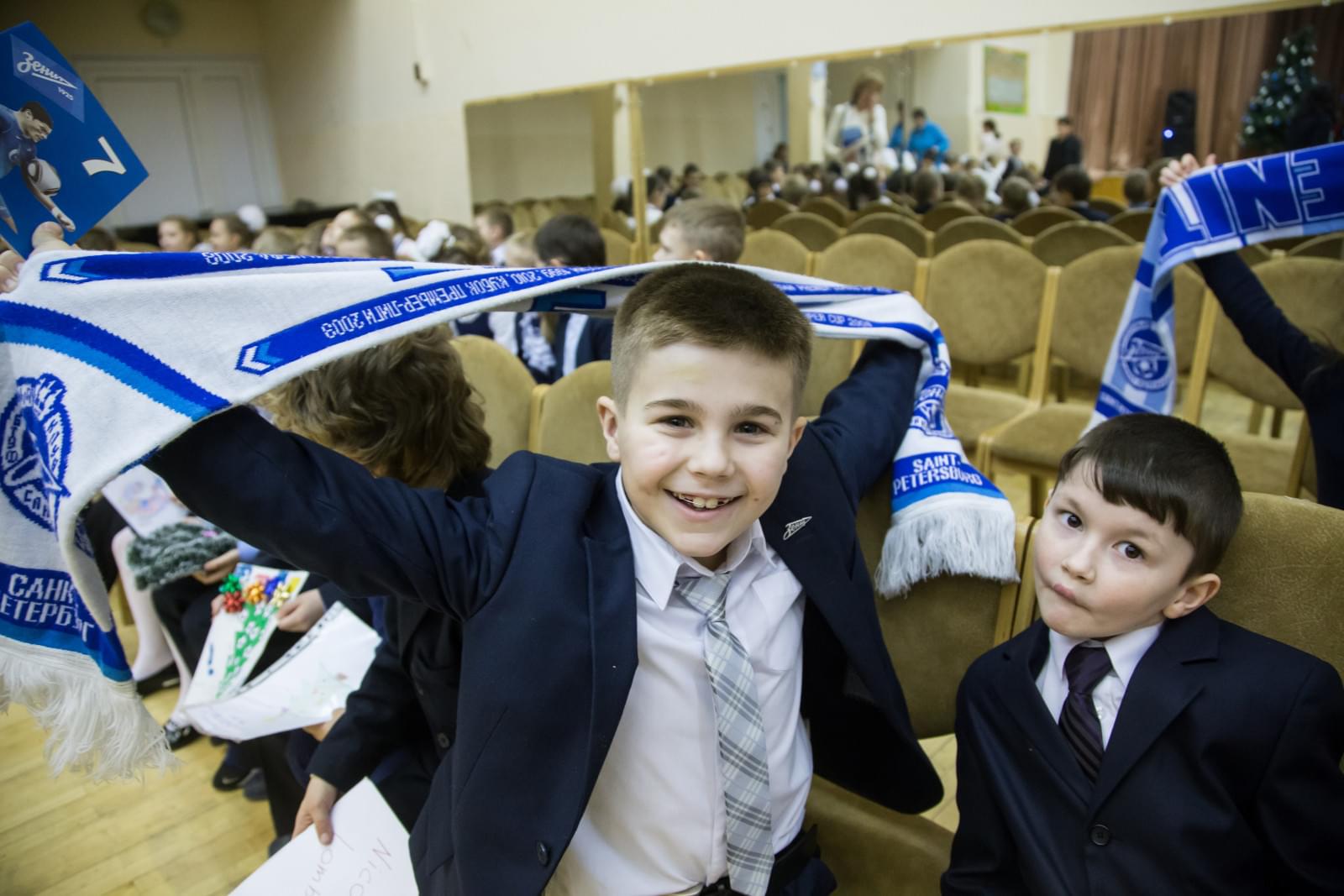 «Новогодний рейс» сине-бело-голубых: фоторепортаж из школы № 641