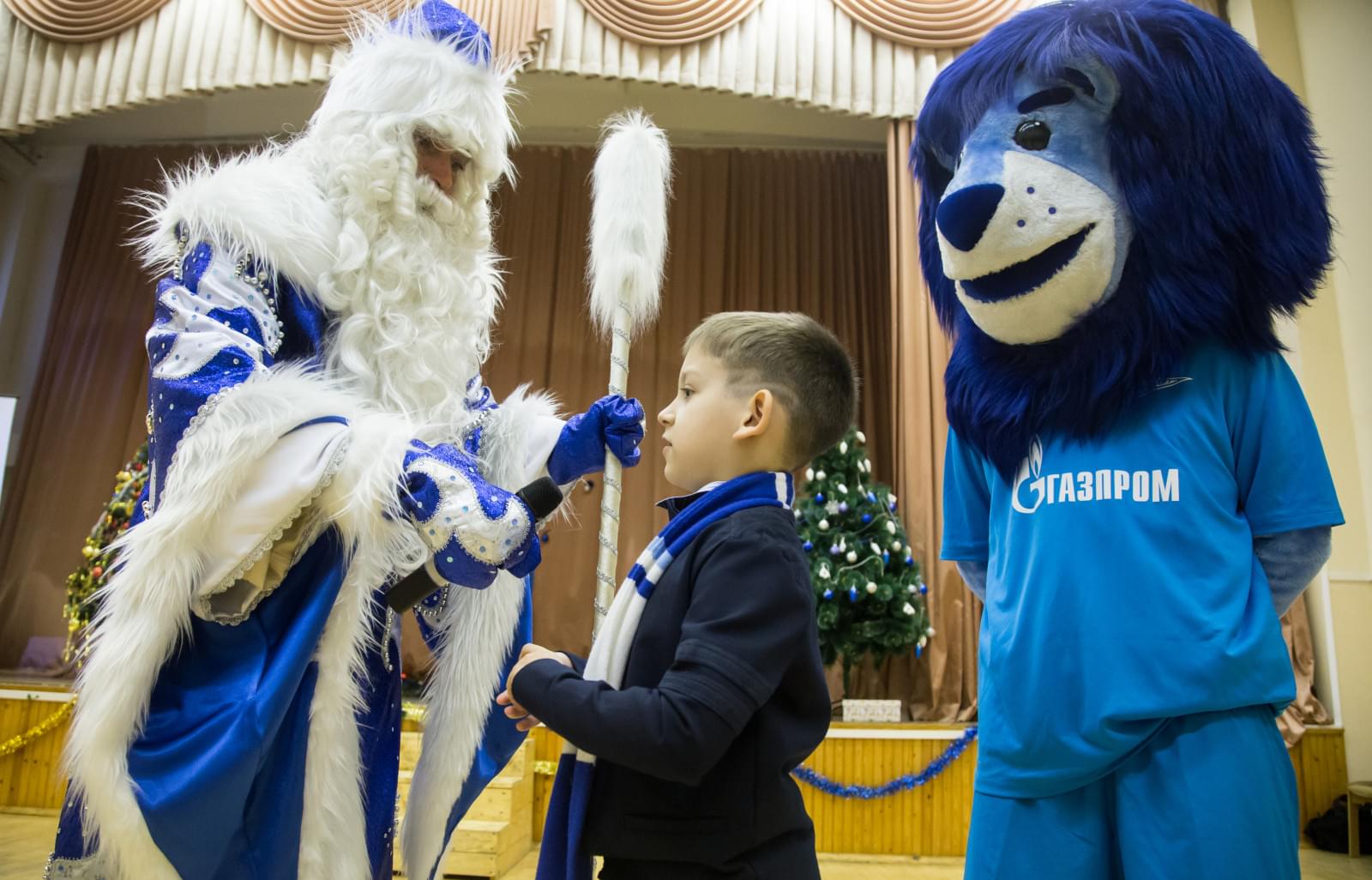 «Новогодний рейс» сине-бело-голубых: фоторепортаж из школы № 641