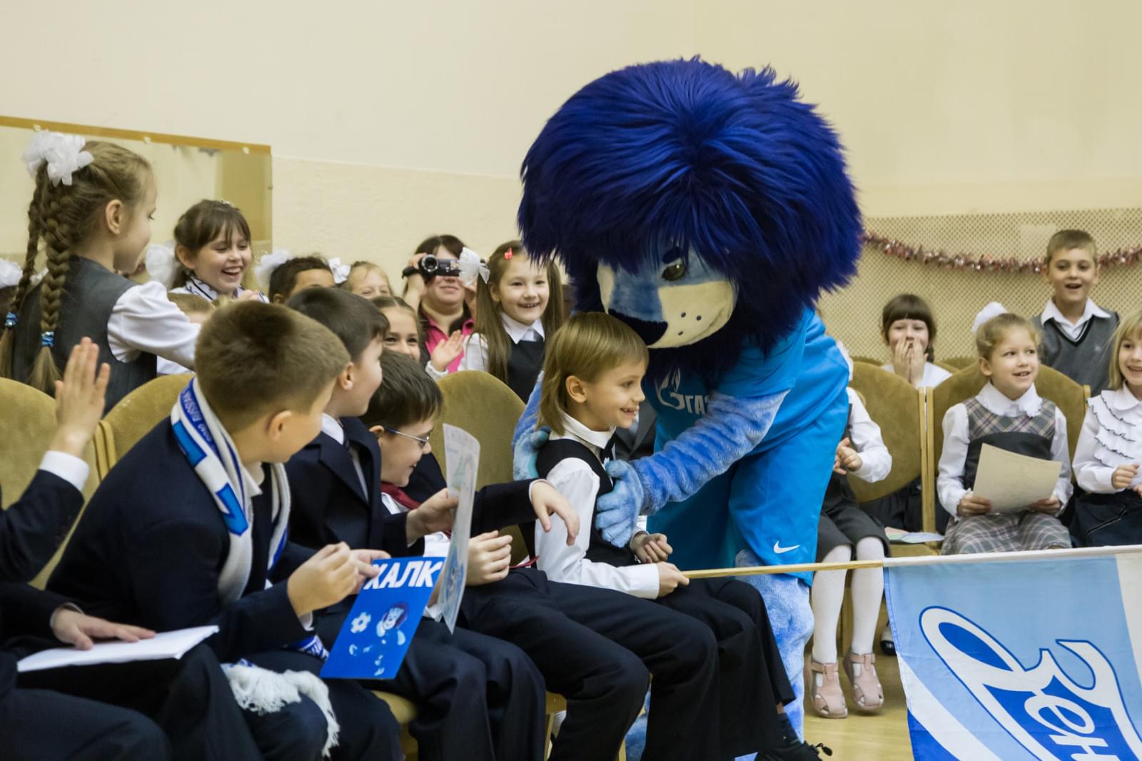 «Новогодний рейс» сине-бело-голубых: фоторепортаж из школы № 641