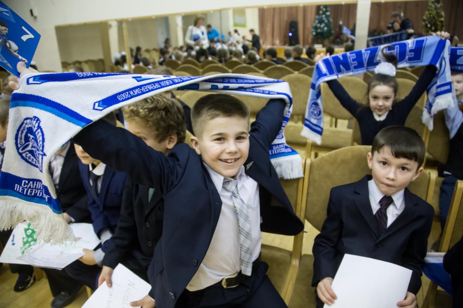 «Новогодний рейс» сине-бело-голубых: фоторепортаж из школы № 641