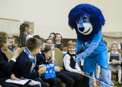 «Новогодний рейс» сине-бело-голубых: фоторепортаж из школы № 641