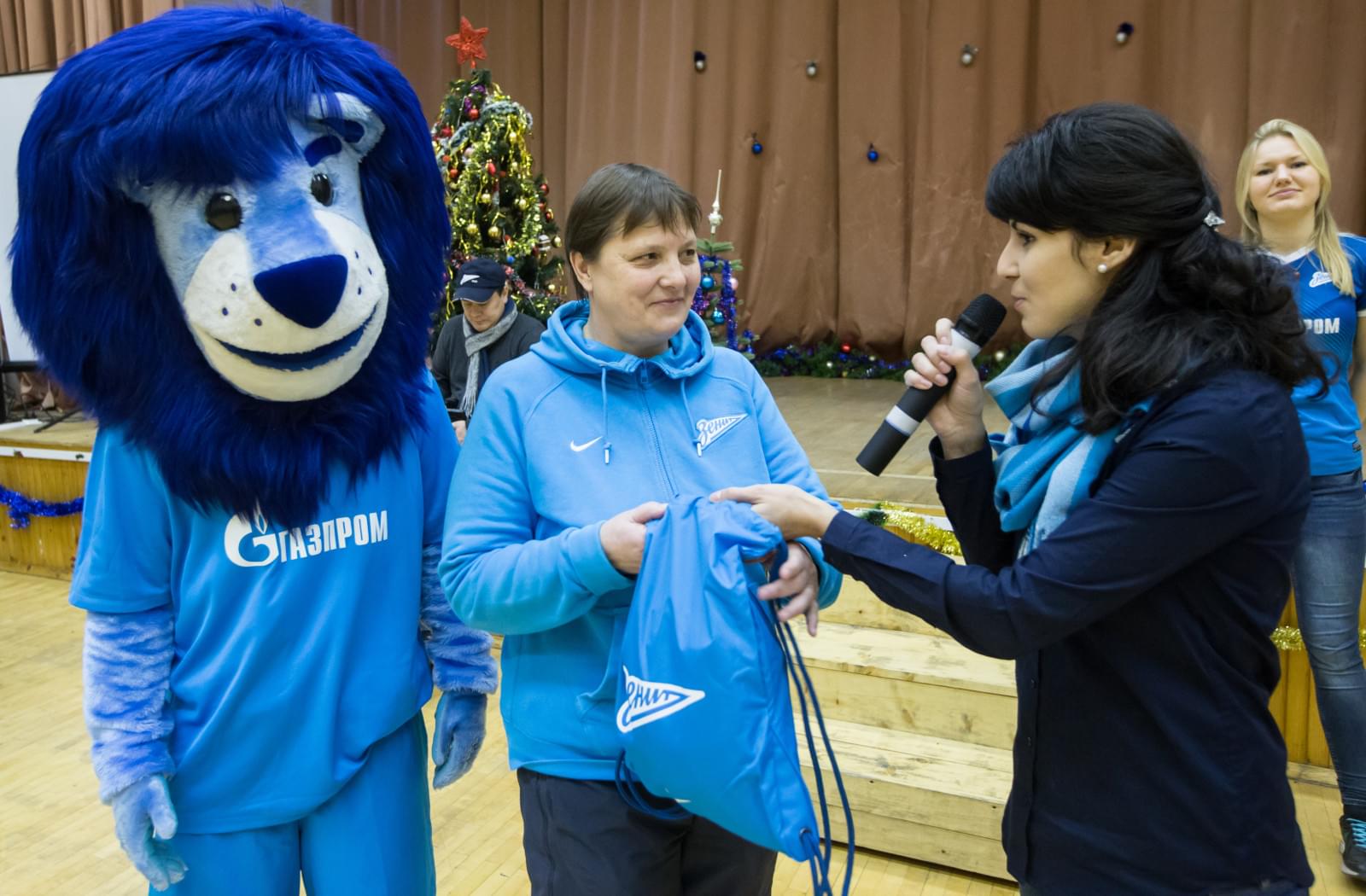 «Новогодний рейс» сине-бело-голубых: фоторепортаж из школы № 641