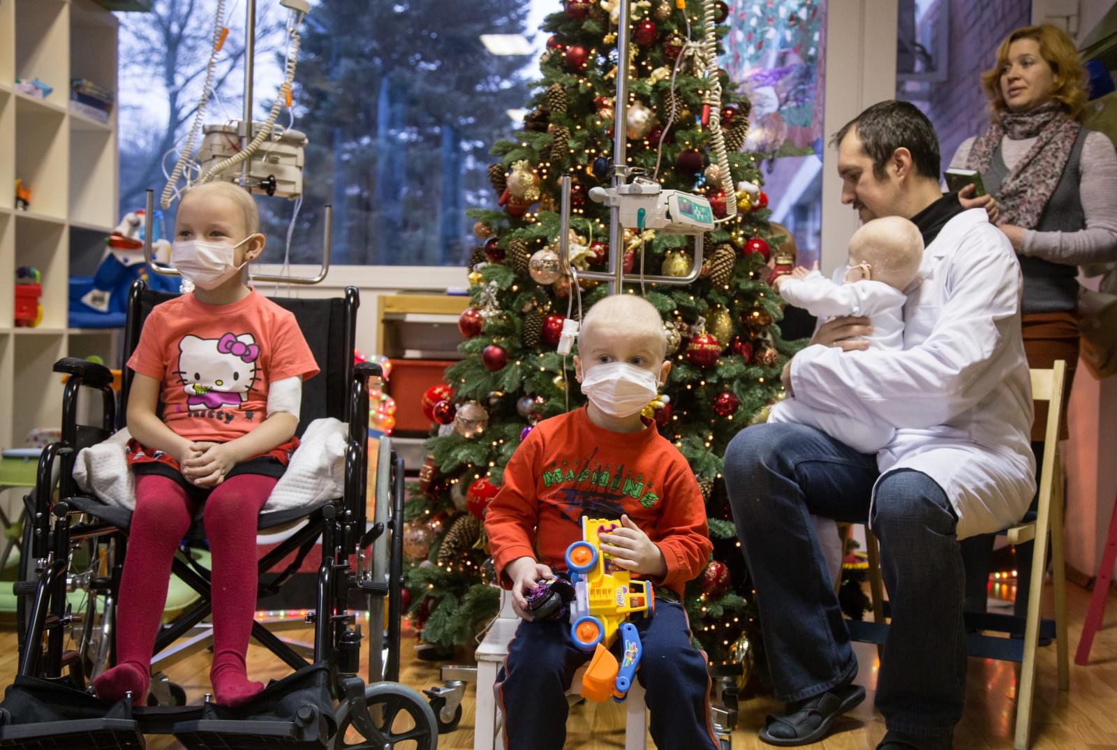 «Новогодний рейс» сине-бело-голубых: фоторепортаж из Городской клинической больницы № 31