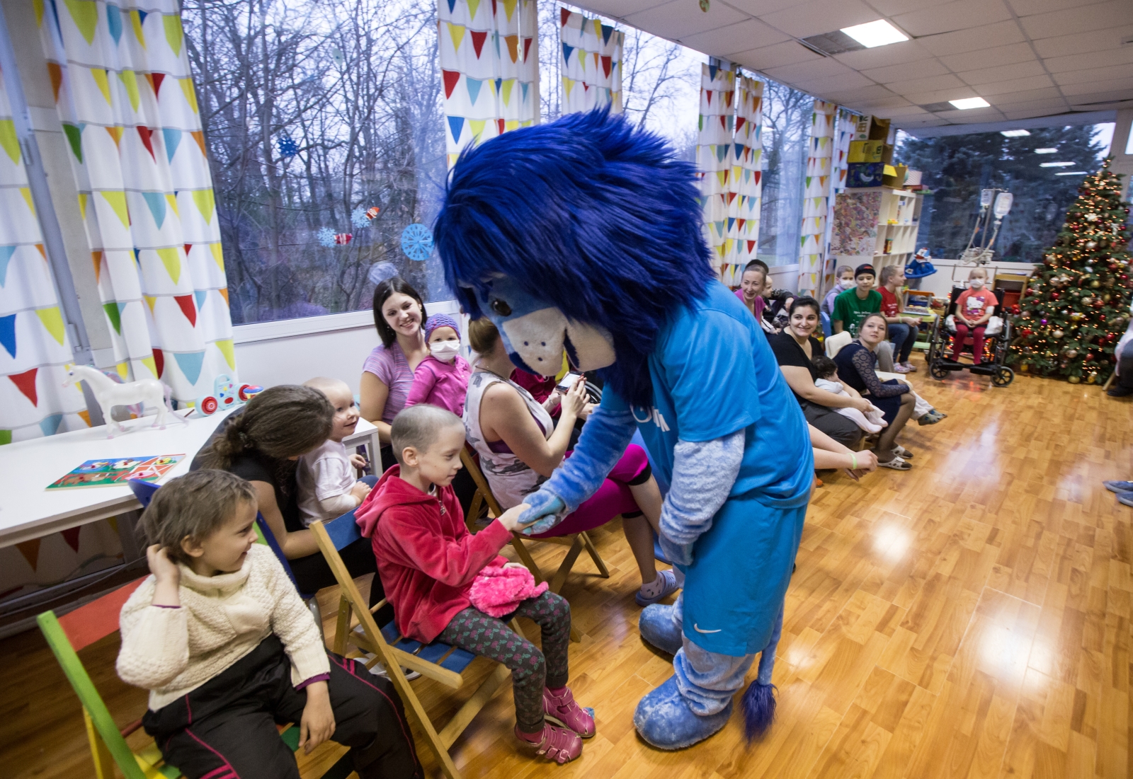 «Новогодний рейс» сине-бело-голубых: фоторепортаж из Городской клинической больницы № 31