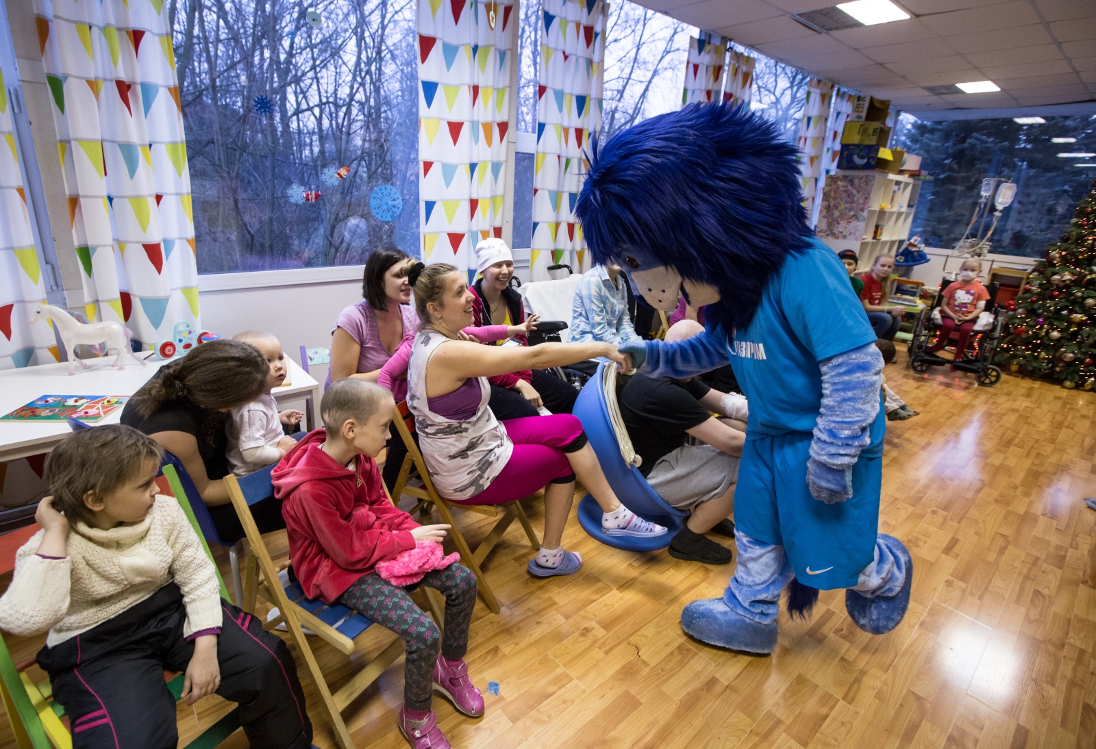 «Новогодний рейс» сине-бело-голубых: фоторепортаж из Городской клинической больницы № 31