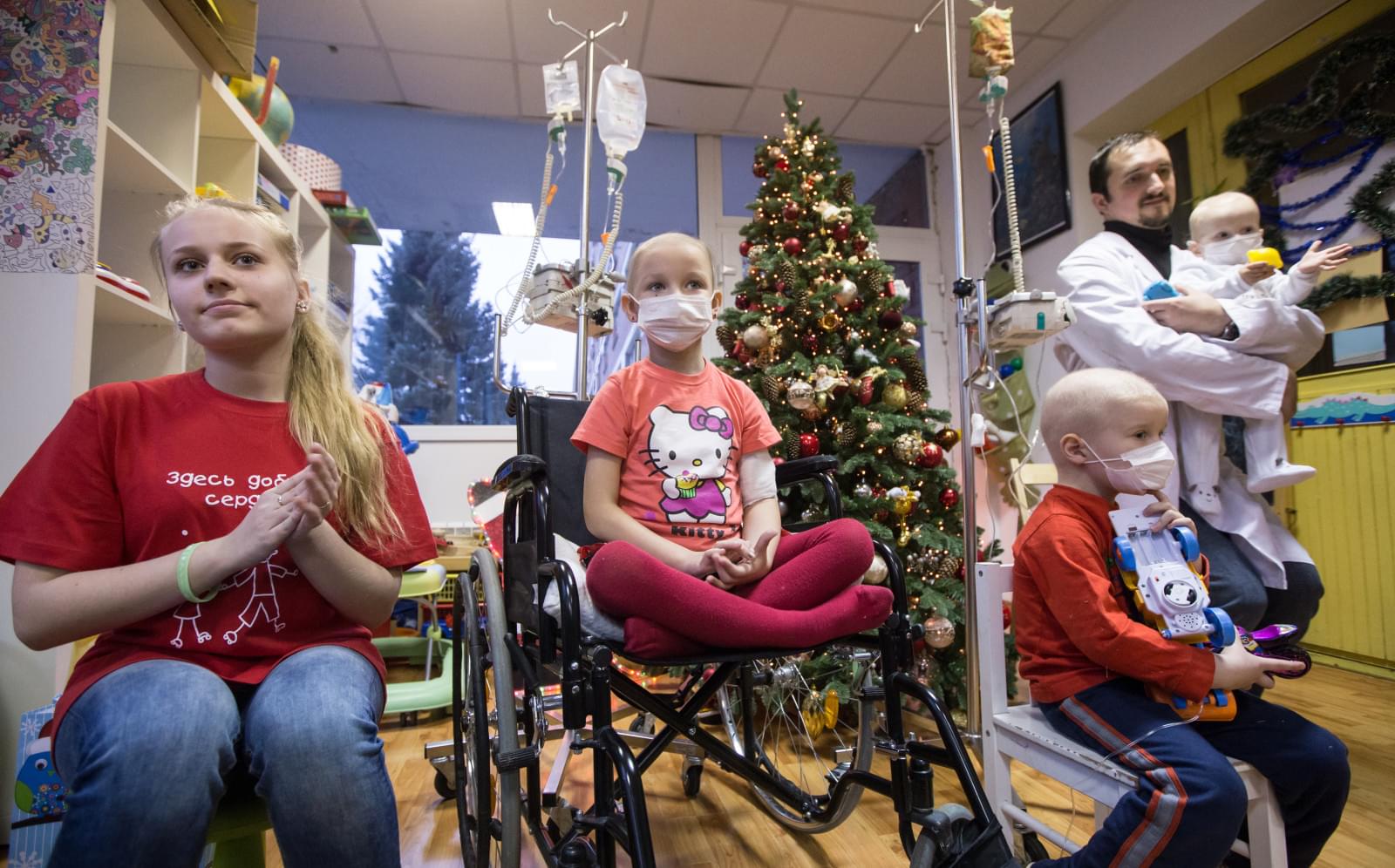 «Новогодний рейс» сине-бело-голубых: фоторепортаж из Городской клинической больницы № 31