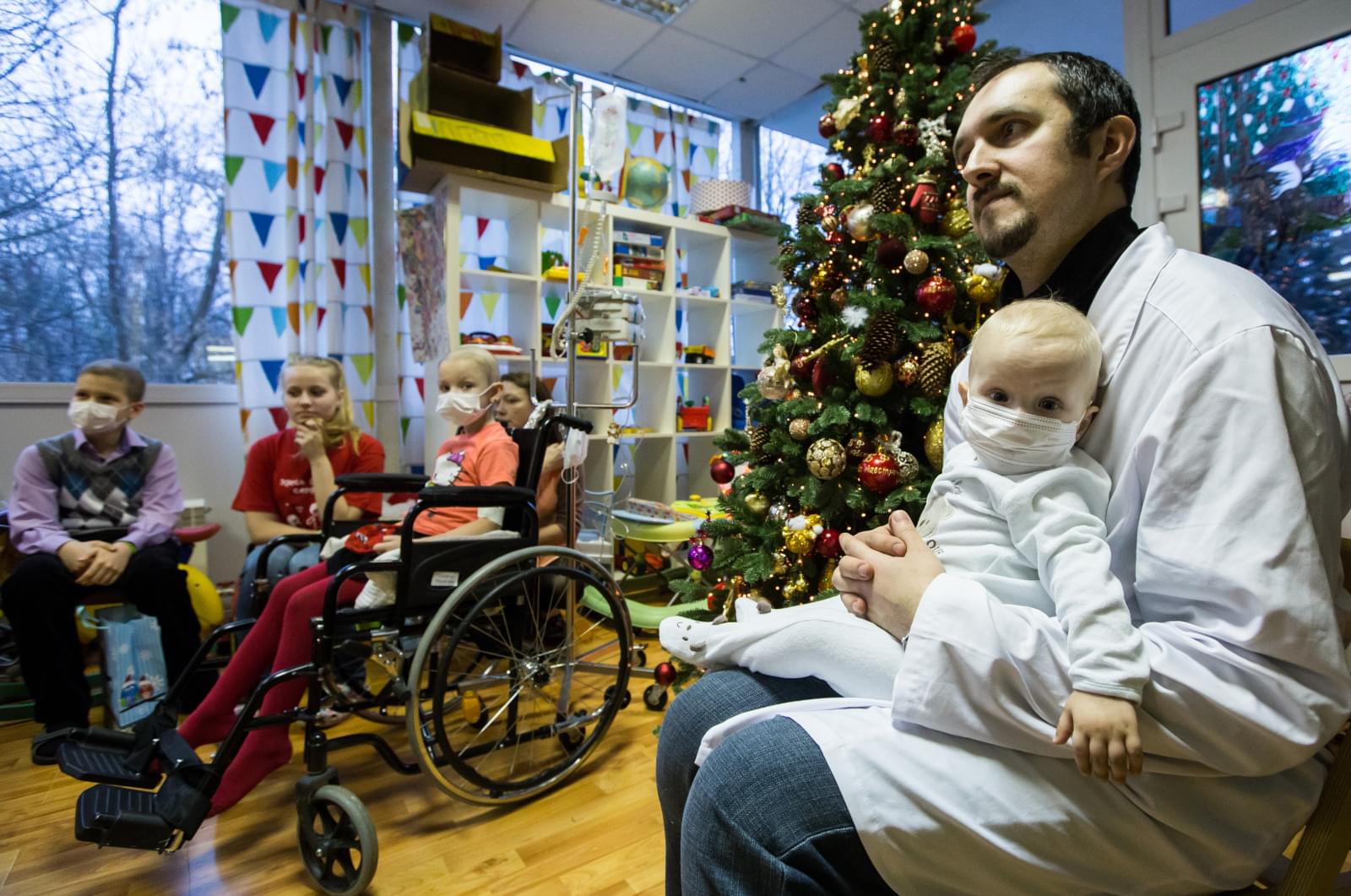 «Новогодний рейс» сине-бело-голубых: фоторепортаж из Городской клинической больницы № 31