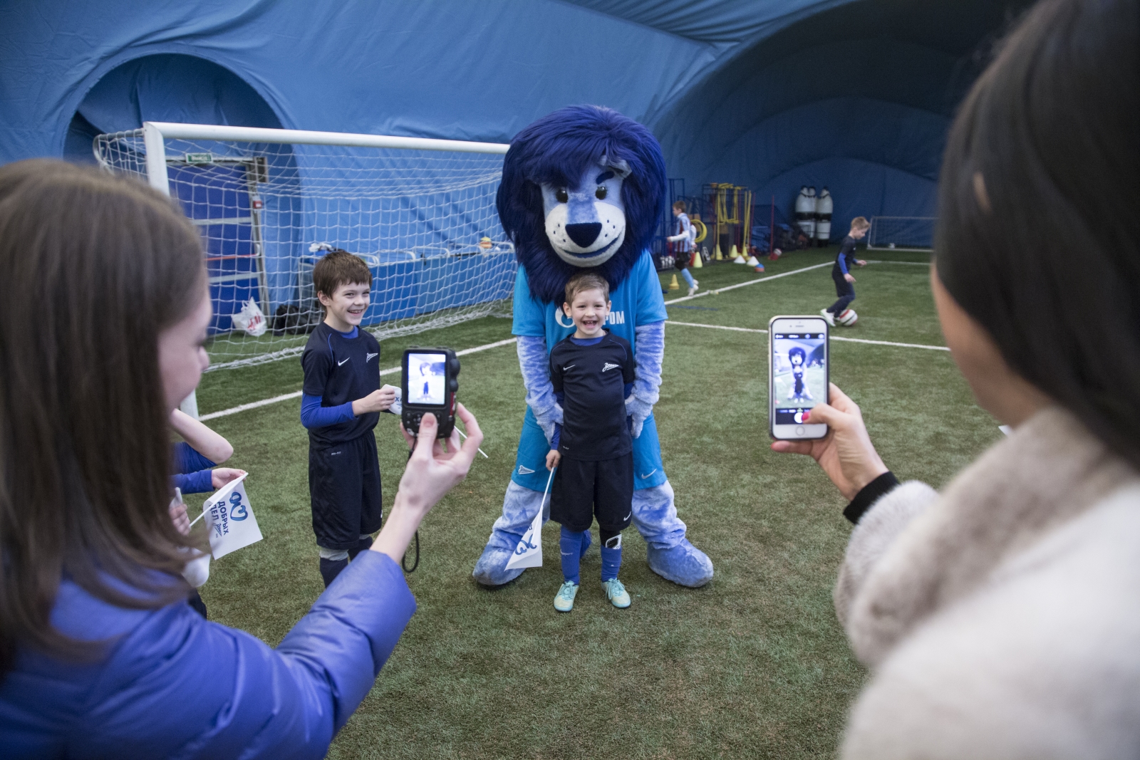 Воспитанники Академии «Зенита» поздравили мам с праздником 8 Марта